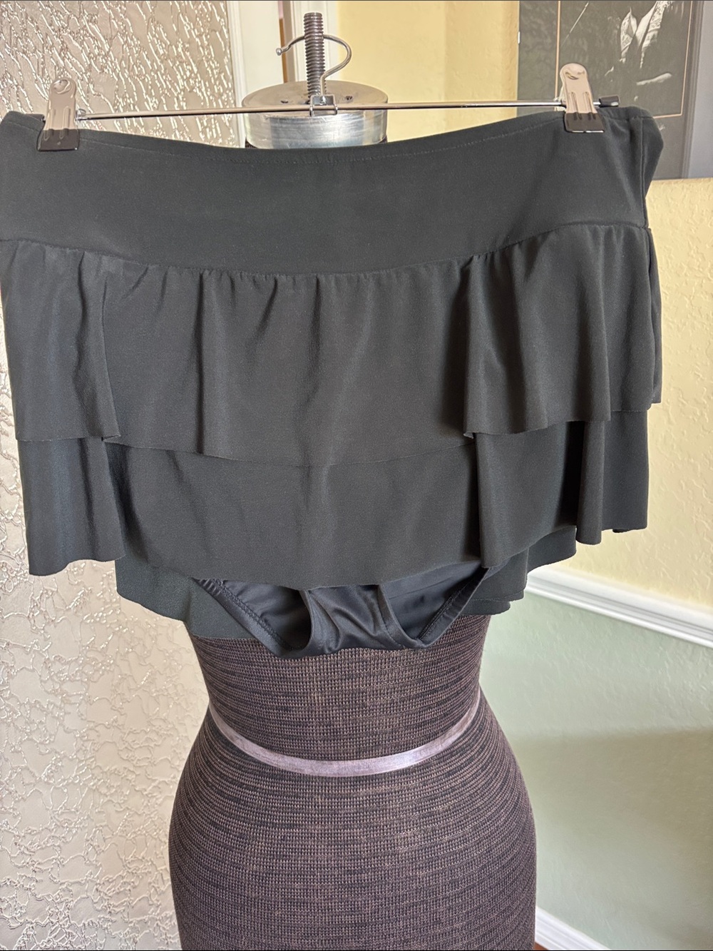 Vanishing act Blackw Tiered Ruffle Swim Skirt size 10 womens